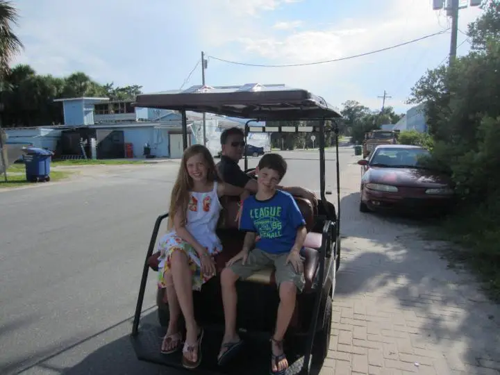 Aus Inseltour in Cedar Key in Florida mit dem Golf Cart