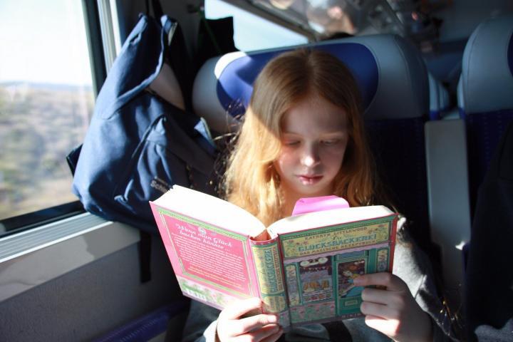 Kind im TGV, Bahnfahren nach Paris mit Kindern