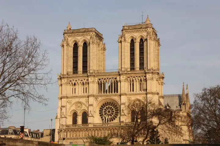 Blick auf die Notre Dame de Paris, Paris mit Kindern